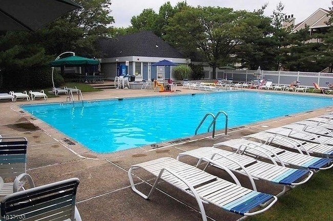 Foto del edificio - 702 Pinehurst Ct