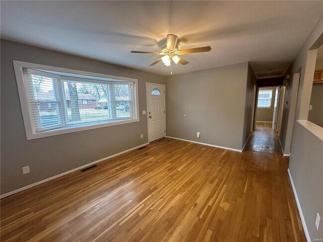 Foto del edificio - Discover the epitome of comfort in this 3-bed, 2-bath ranch-style gem.