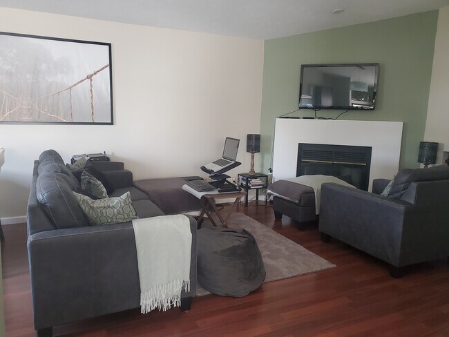 Building Photo - 4010 N Lakeside Dr