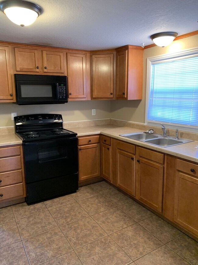 Building Photo - Adorable home in Joplin! 2 bedroom, 1 bathroom home with large living space, carport, and applian...