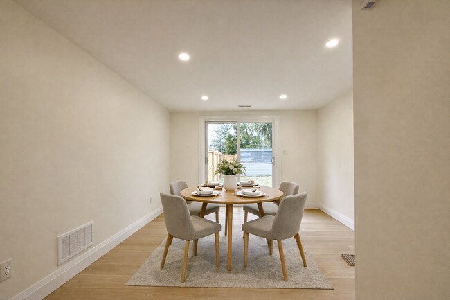 Building Photo - 25 Meadowbrook Crescent