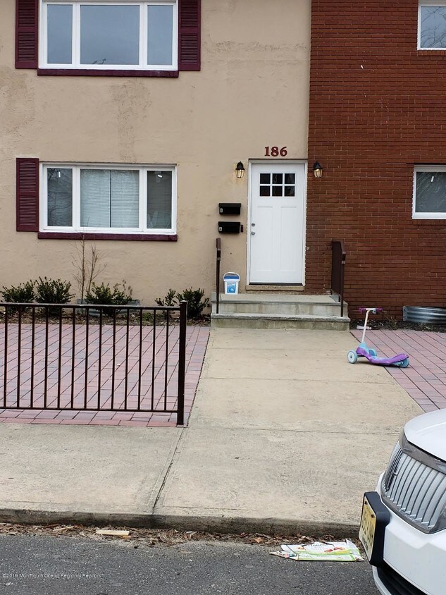 Primary Photo - 186 Coleman Ave