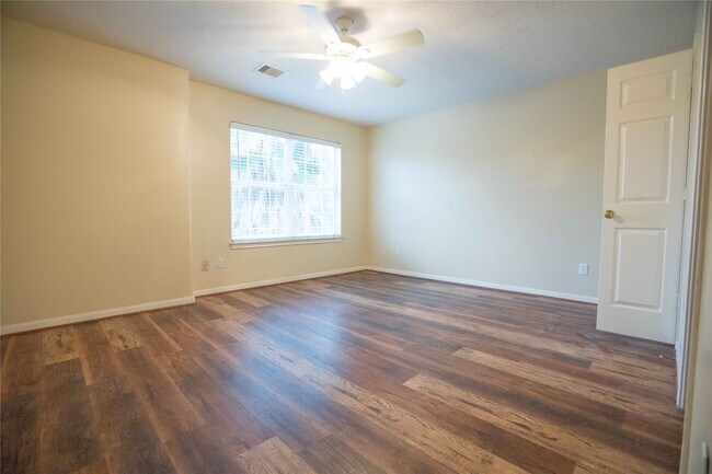 Foto del edificio - 7824 Comal St