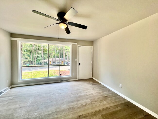 Building Photo - 3201 Erskine Dr