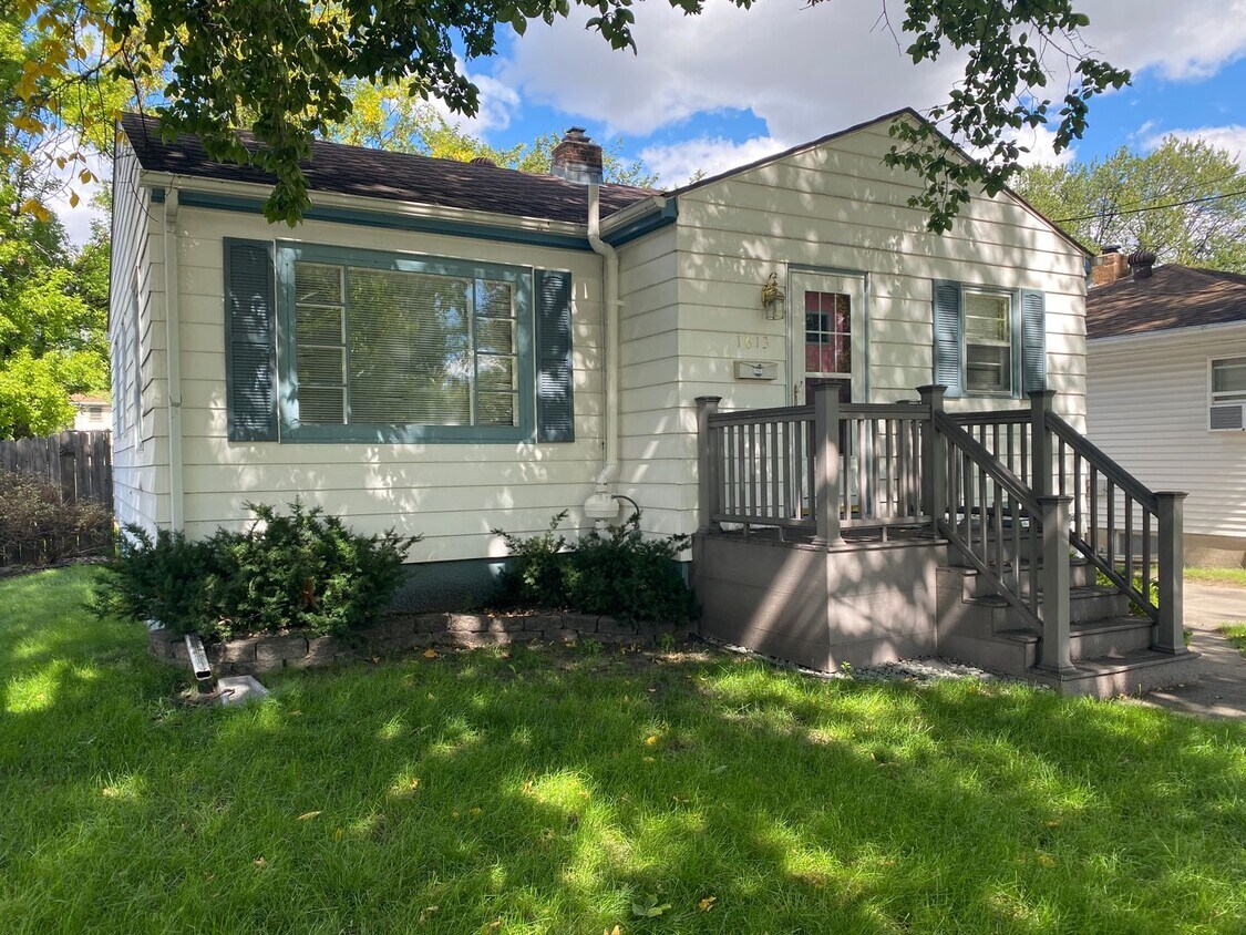 Foto principal - 3 Bedroom house w/Large Fenced in Yard!!