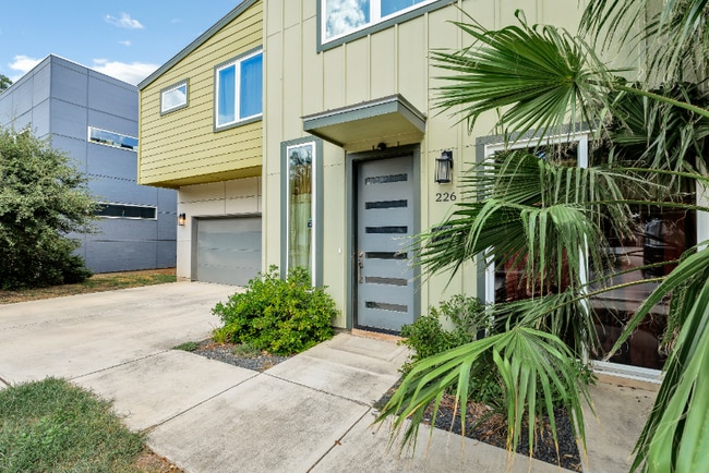 Building Photo - 226 Rainbow Dr