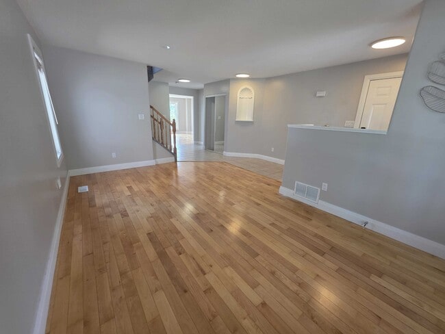 Building Photo - 121 Dalgleish Ave