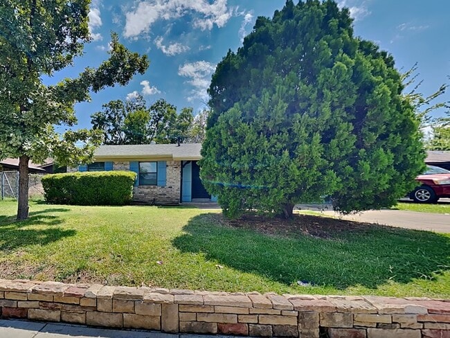Building Photo - 2116 Crockett Dr
