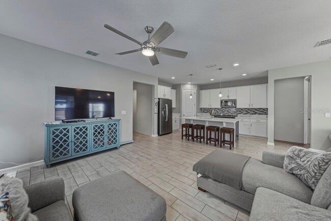 Building Photo - 295 Lake Smart Cir