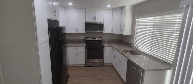 Foto del edificio - Remodeled Single Story House - Central AC - Two Car Garage