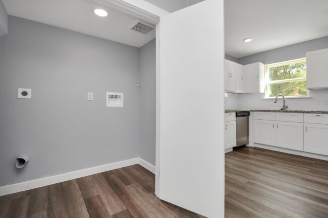 Foto del edificio - 5711 Breland St