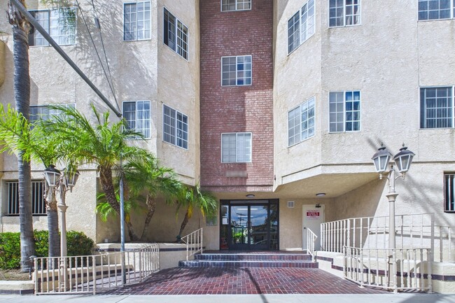 Building Photo - 11641 Valley Spring Lane Apartments