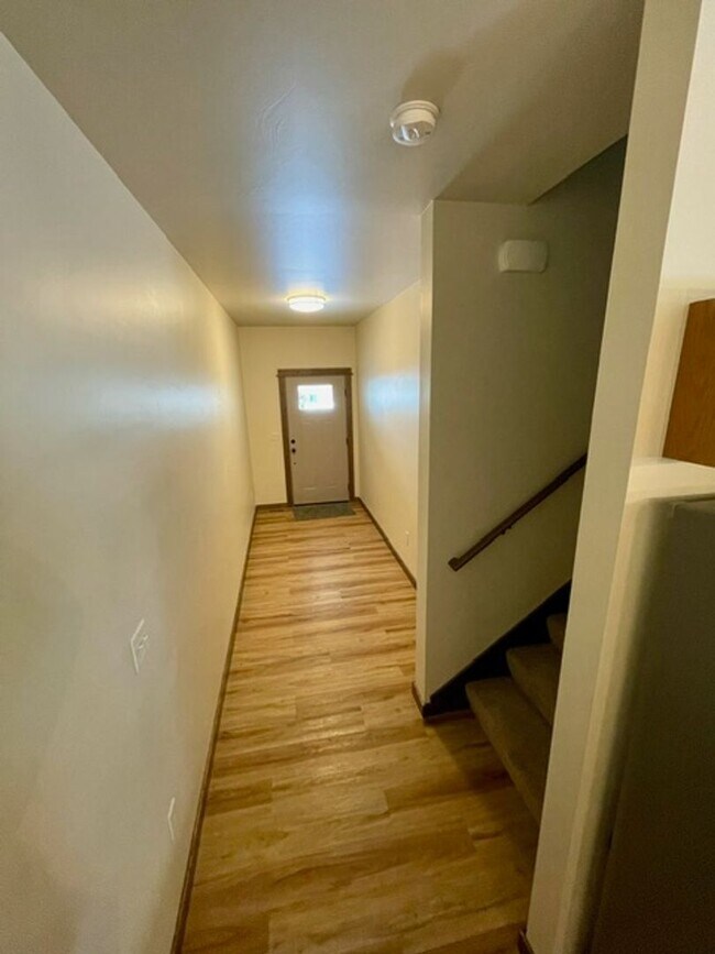 Building Photo - Townhouse - 3 Bedrooms 2 1/2 Bathrooms * P...