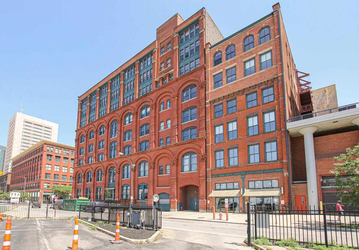 Primary Photo - 635 W Lakeside Ave