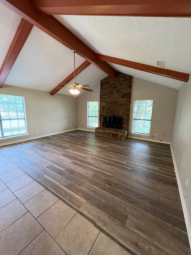 Building Photo - House For Rent!