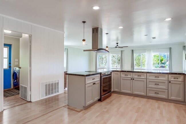 Building Photo - West end spacious home