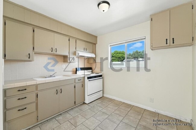 Building Photo - 132 W 18th St