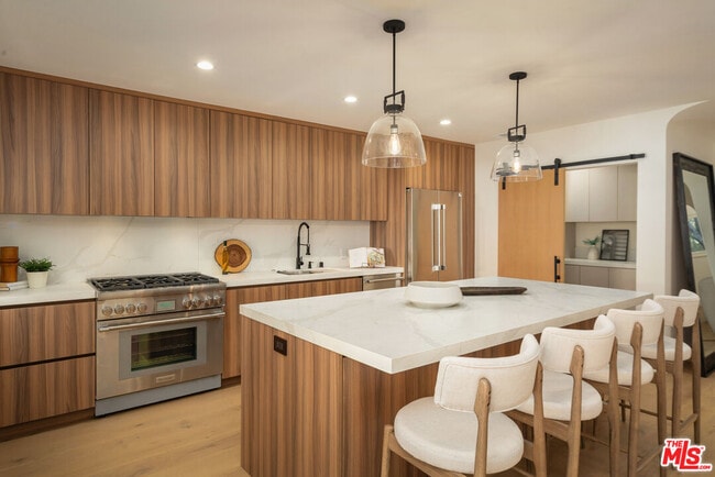 Building Photo - 8817 Ashcroft Ave