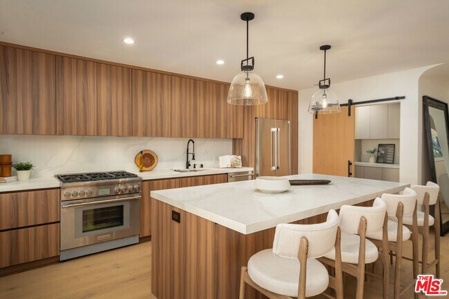 Foto del edificio - 8817 Ashcroft Ave