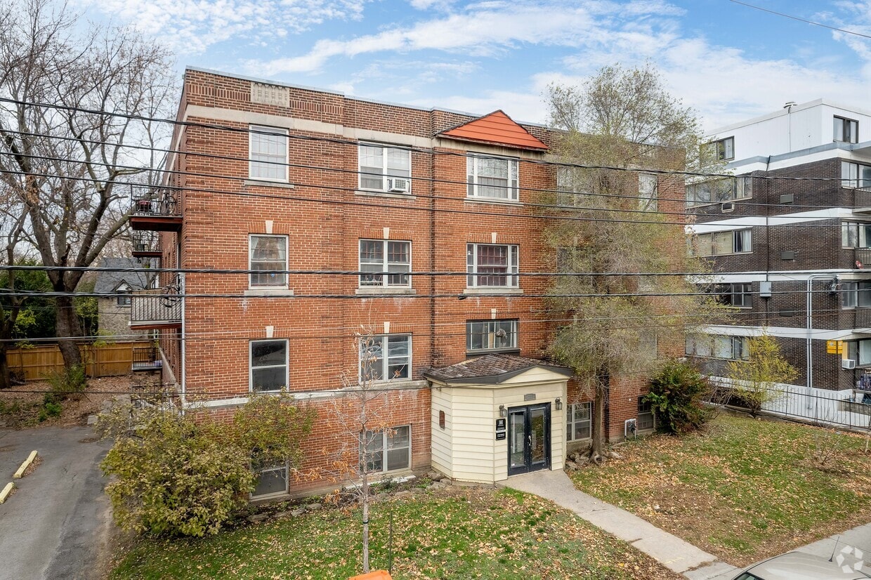 Building Photo - 5777 Ch De La Côte-Saint-Luc