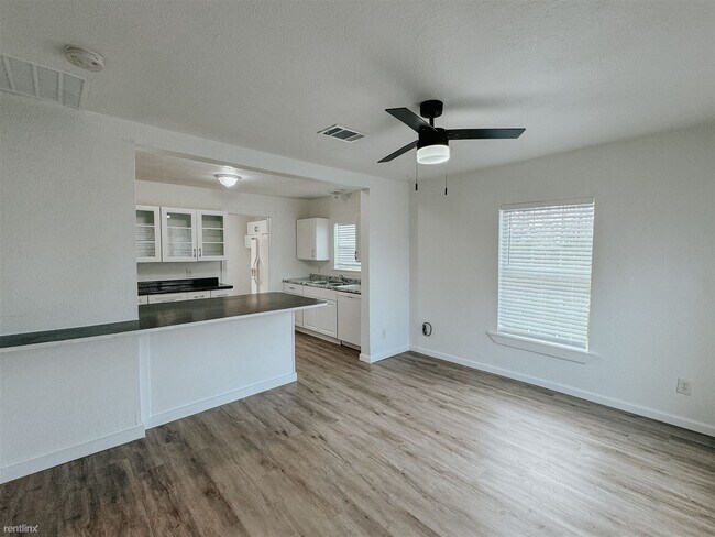 Building Photo - 2 br, 1 bath House - 1050 W Baker St