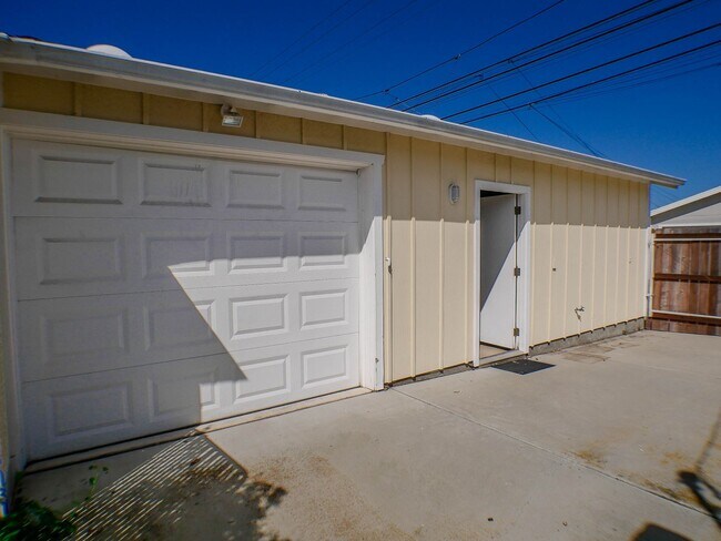 Building Photo - Charming Ocean Beach Home - 2-Car Garage and Washer/Dryer