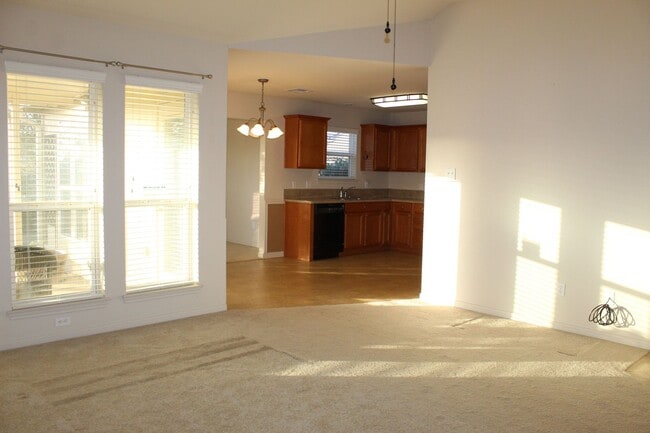 Building Photo - 4 BEDROOM, EASY COMMUTE