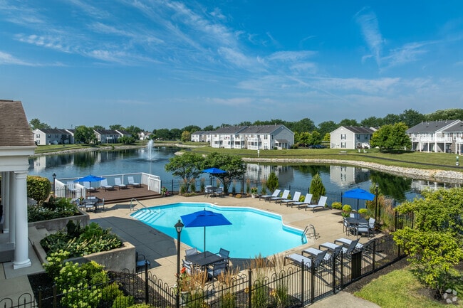 Outdoor Pool - Glenchester Lakes