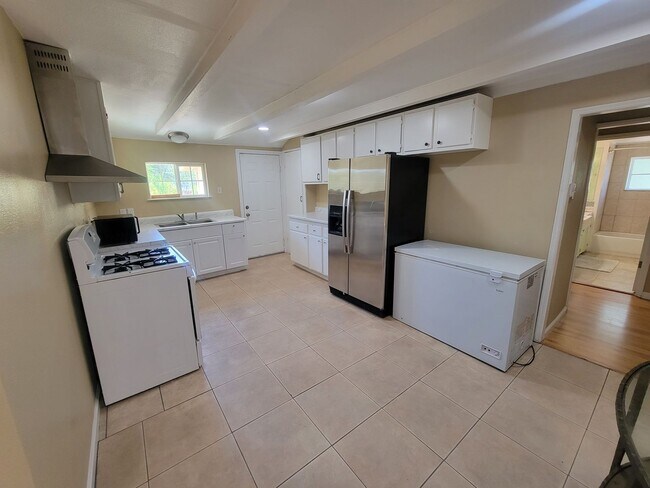 Building Photo - Lovely 5 Bedroom Two Bathroom Home in Sacr...