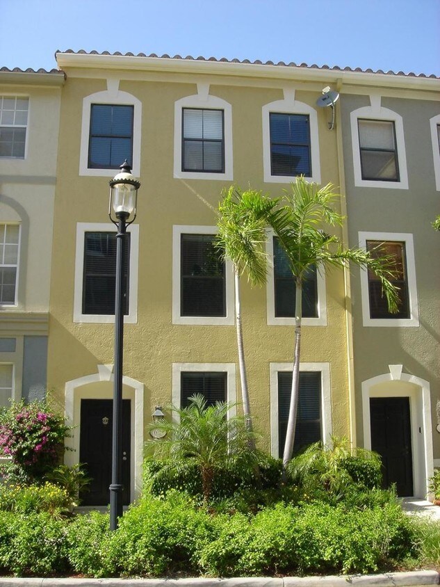 Primary Photo - 675 Hibiscus St