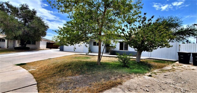 Building Photo - 4 bedrooms and 2 full baths.