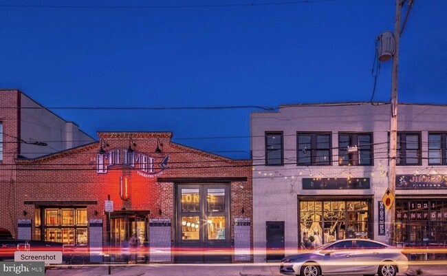 Building Photo - 2046 N Front St