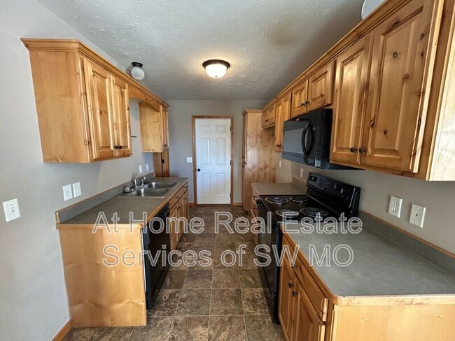 Building Photo - 2600 W Garton Rd