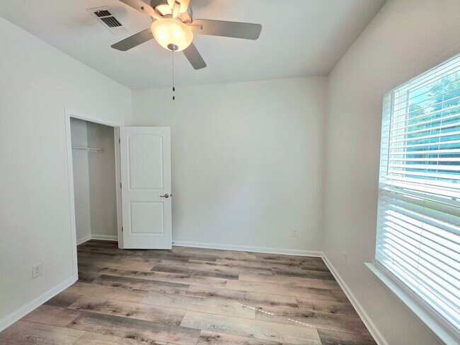Foto del edificio - Spacious 2-Bedroom Duplex