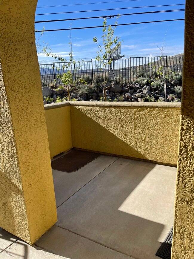 Front patio - 17000 Wedge Pky