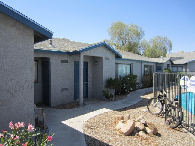Building Photo - 2 Bedroom 1.5 Bath - Pool