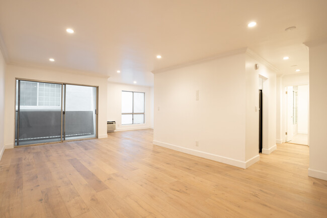 Building Photo - 117 S Doheny Dr