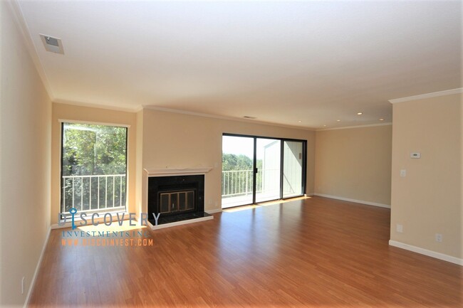 Foto del edificio - Crestmont Spacious Two Bedroom Townhome