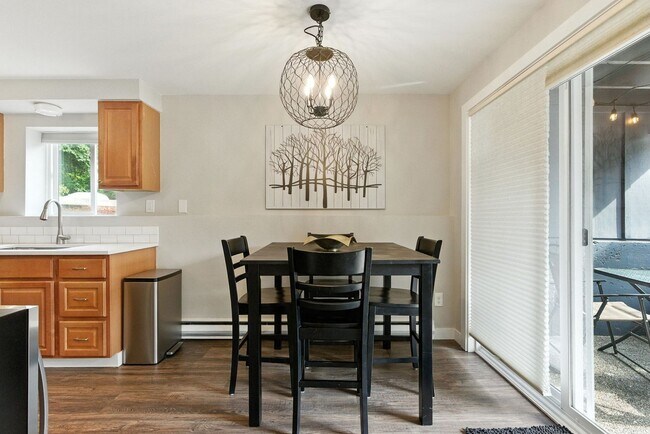 Building Photo - Sweet & Cozy 3 Bed 1 Bath condo available now! Lake Oswego