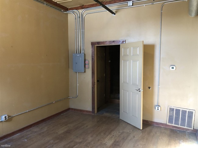 Building Photo - 1 br, 1 bath  - 110 E Tyler St 202
