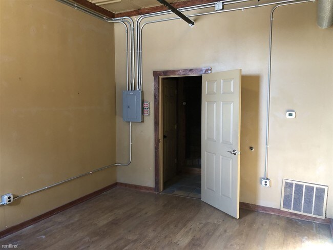 Foto del edificio - 1 br, 1 bath  - 110 E Tyler St 202