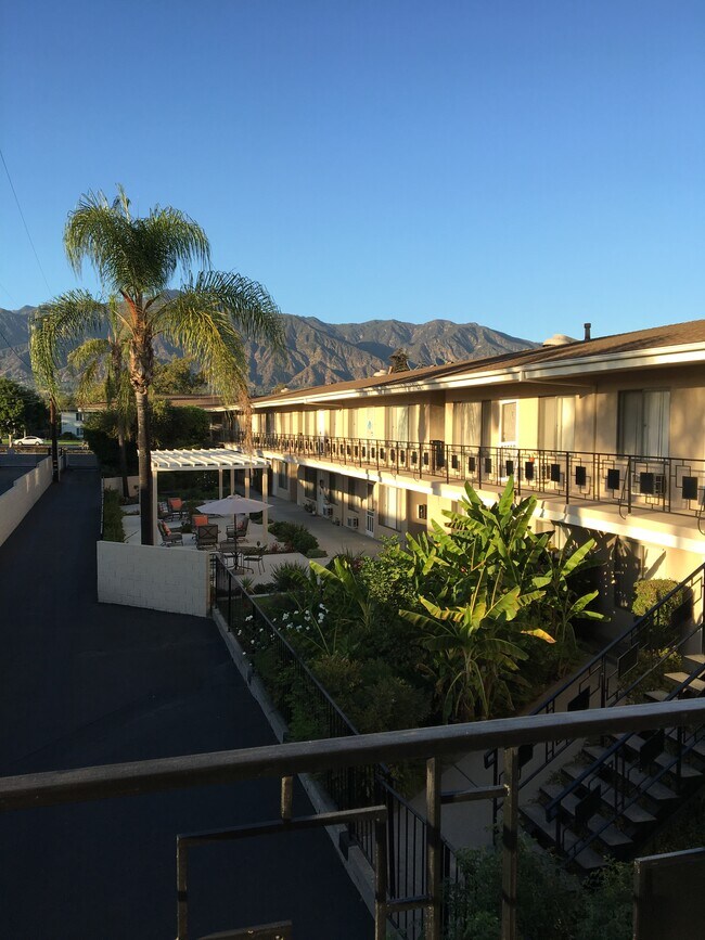 Foto del edificio - 936 W Huntington Dr