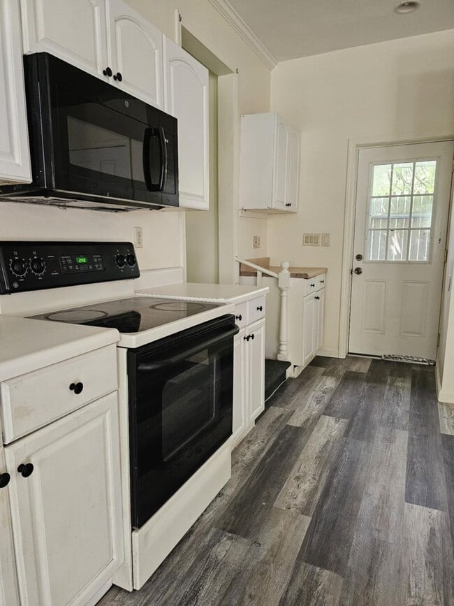 Building Photo - One Bedroom near BGSU Campus