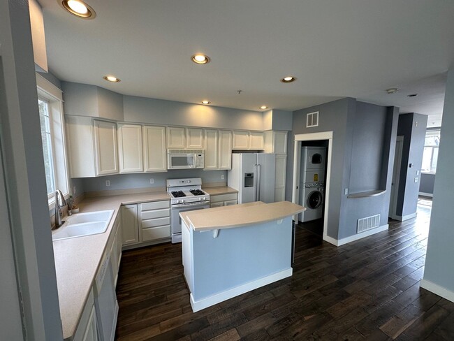 Foto del edificio - Beautiful Downtown Bellevue 3bd 2.5Bath La...