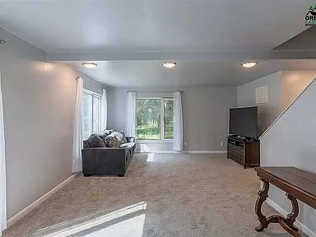 Building Photo - Charming 2 Bed, 1 Bath Home with 2-Car Gar...