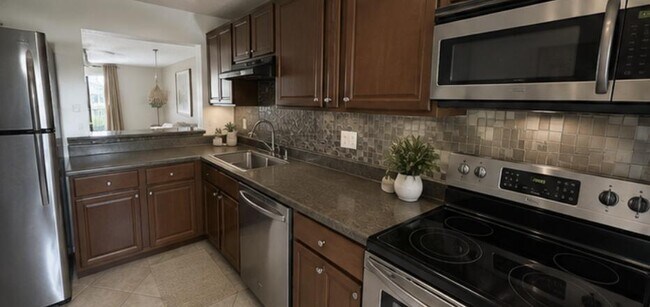 Building Photo - 2820 Tennis Club Dr