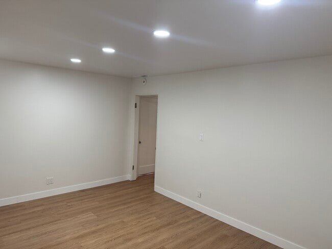 Building Photo - 520 Richmond Ave