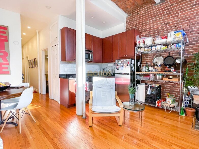 Foto principal - 262 E 2nd St