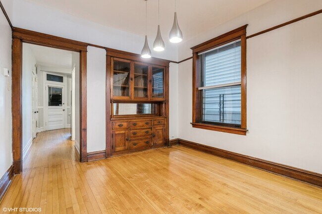 Foto del edificio - 3329 N Kenmore Ave