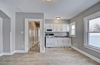 Building Photo - 412 N Bradley Ave
